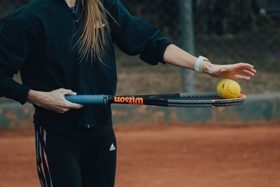 How to Serve in Tennis: A Reliable Technique for Beginners